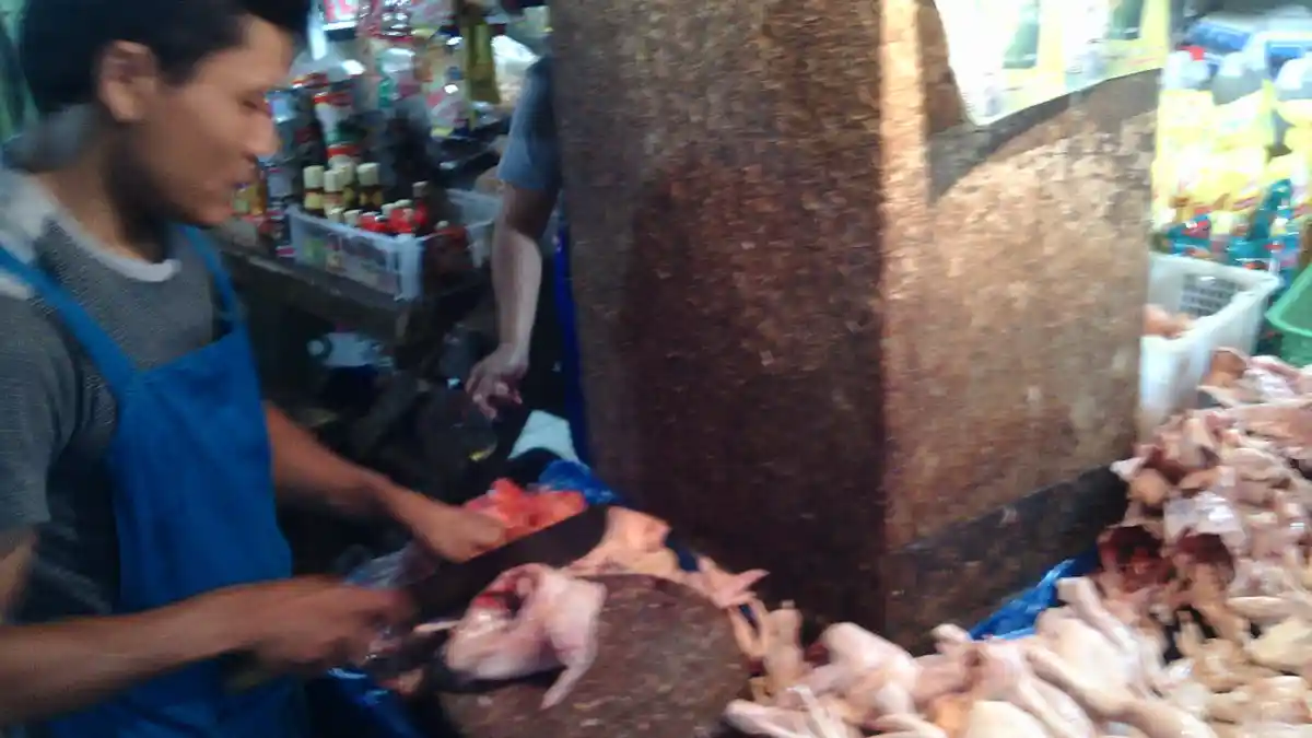 Harga Ayam Potong di Pasar Bandar Jaya Naik Rp 1.000 per Kg