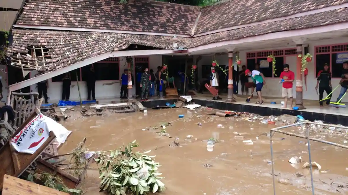 Seusai Bangsalsari Jember Dilanda Banjir, Petugas Gabungan Langsung Bersihkan Lumpur
