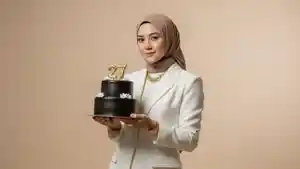 PROMPT-FOTO-AI-Prompt-foto-AIulang-tahun-glamor-dengan-jas-dan-perhiasan.jpg