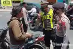 polisi-saat-menggelar-razia-protokol-kesehatan-di-jalan-raya-cemengkalan-sidoarjo.jpg