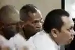 Gayus Bersama Orangtua Sebelum Sidang