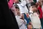 Seorang Bocah Berdoa Disela-sela Shalat Tarawih