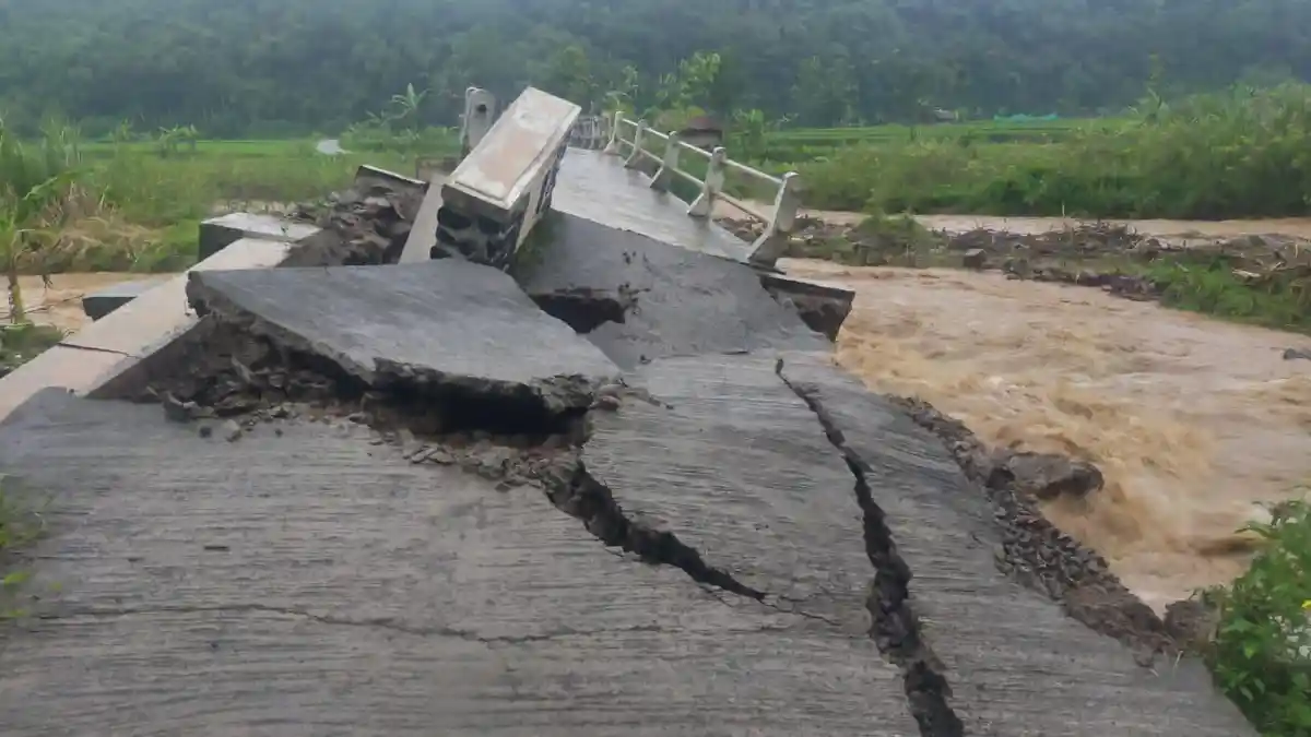Hujan Deras di Sumedang Picu Banjir, 1 Jembatan Ambruk Diterjang Arus Sungai Cicapar yang Meluap