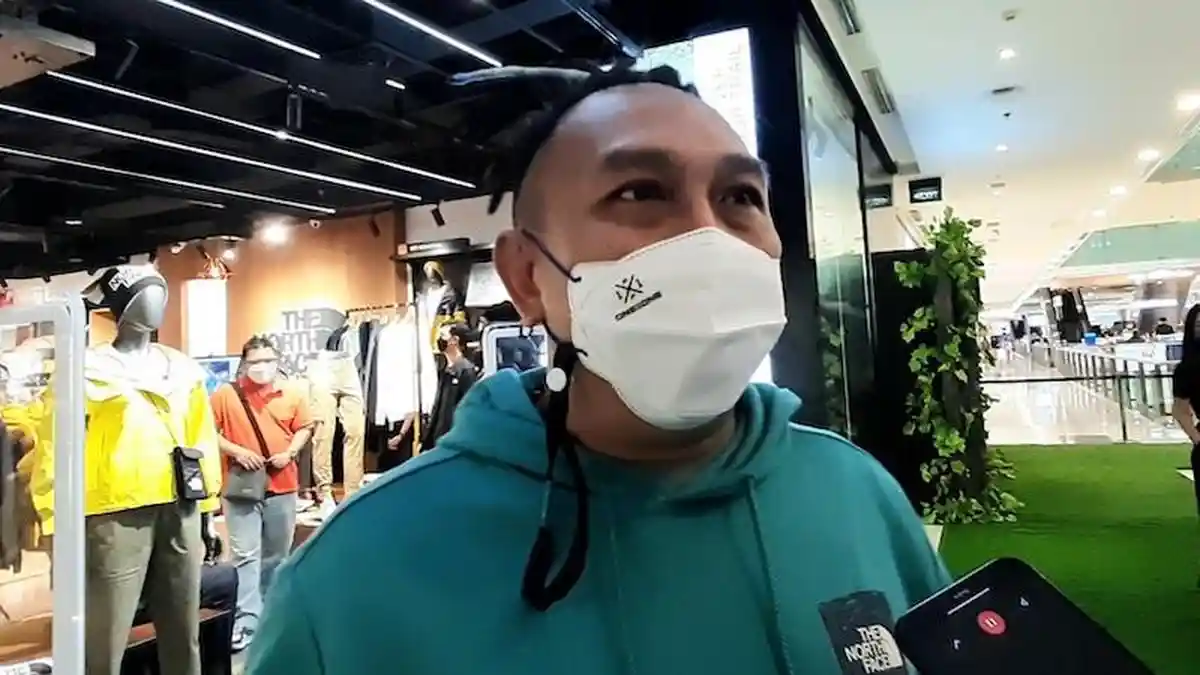 Saat Berlibur ke Luar Negeri, Jaket dan Sweater Jadi Busana Augie Fantinus