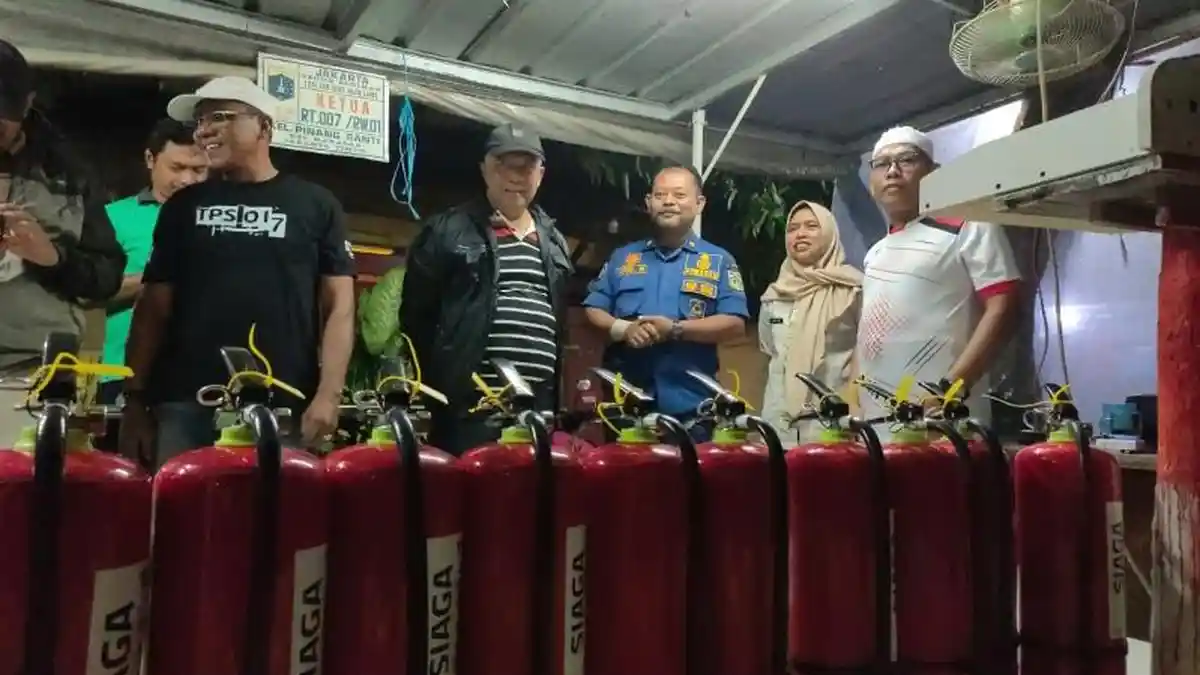 13 RT Rawan Kebakaran di Pinang Ranti Dapat Bantuan Apar dari Damkar Jakarta Timur