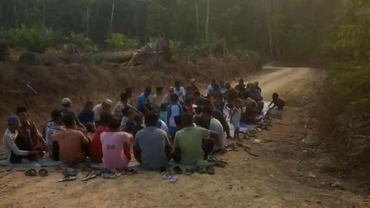 Minta Terhindar dari Musibah Kemarau, Warga Kabupaten Muratara Doa dan Makan Bersama di Tengah Jalan