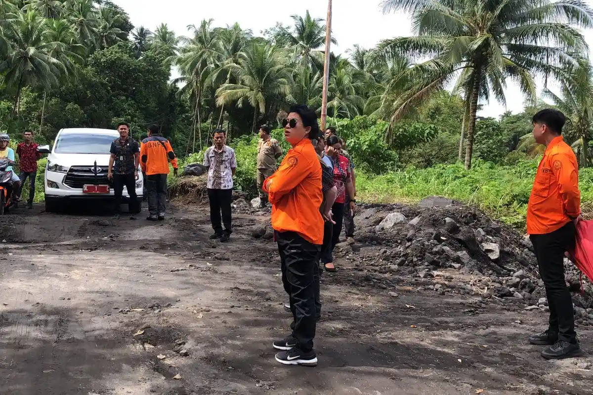 Bupati Sitaro Tinjau Lokasi Terdampak Lahar Dingin Gunung Api Karangetang di Kecamatan Sibarut