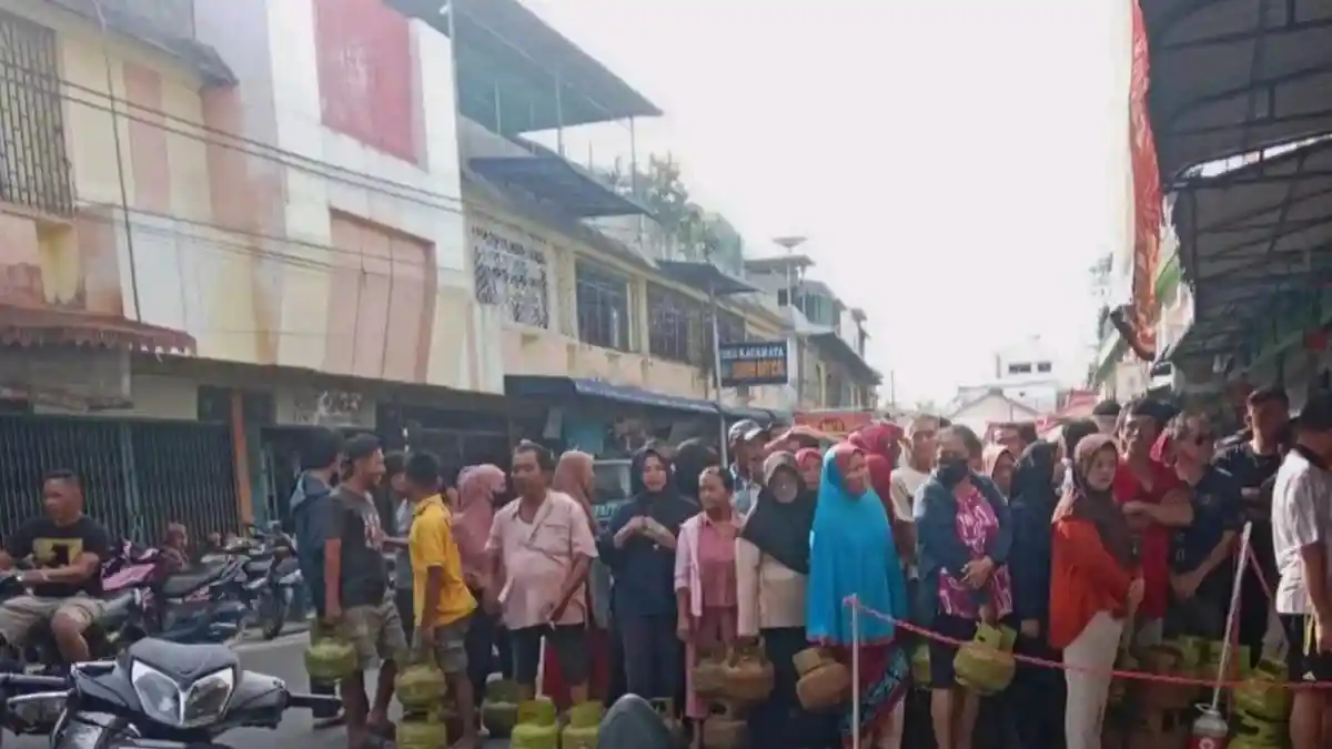 Warga Karimun Terpaksa Masak Pakai Kayu Bakar Buntut Gas 3 Kg Langka