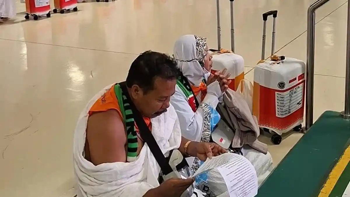 Jemaah Haji Indonesia Langsung Sujud Syukur di Bandara Jeddah, Ada yang Bawa Kertas Doa