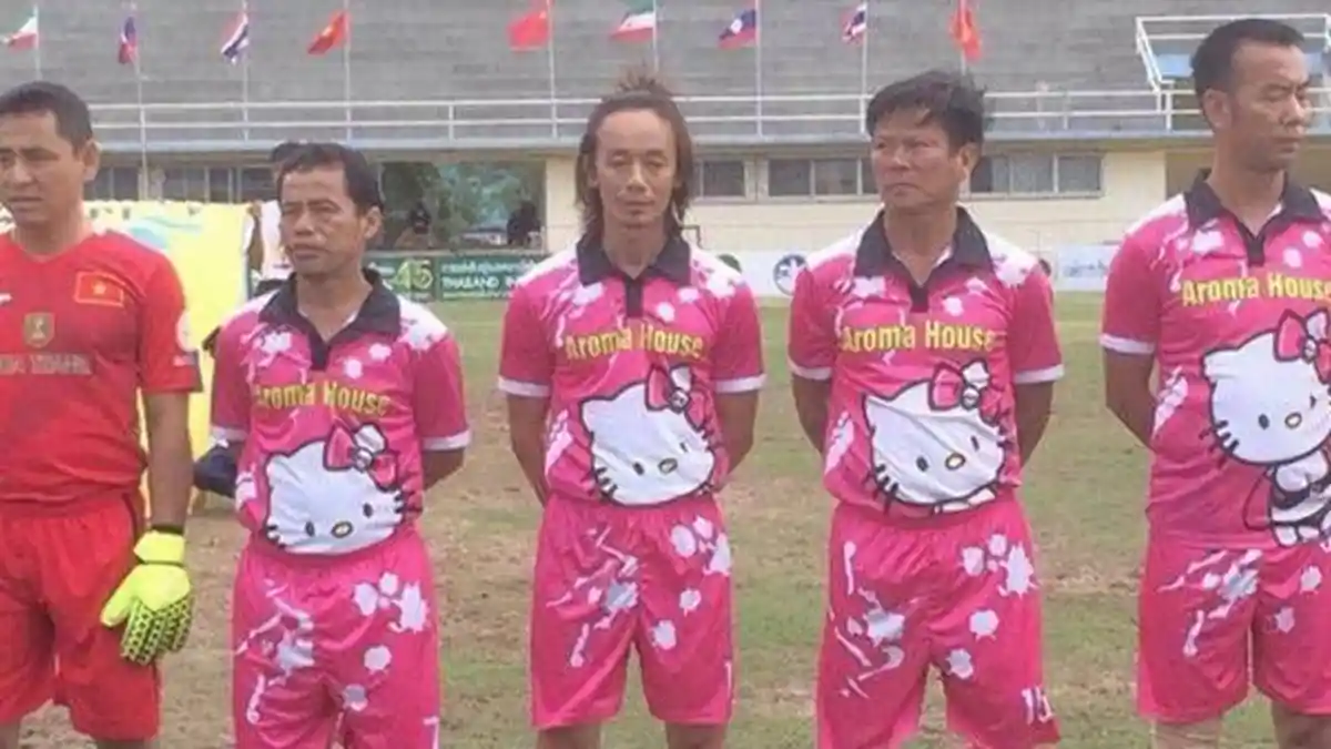 Viral Aksi Pesepakbola Tampil dengan Jersey Pink Bergambar Hello Kitty, Usia Tua tapi Jiwa Muda!