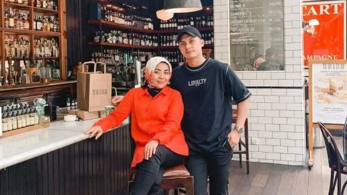 Keluh Kesah Muzdalifah Bersuami Usia Lebih Muda: Harus Banyak Mengalah