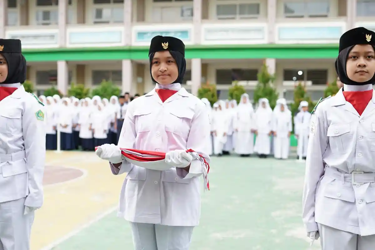 Kemenag Banda Aceh Gelar Upacara Peringatan Hari Pahlawan di MTsN 1 Model, Dimeriahkan Drumband