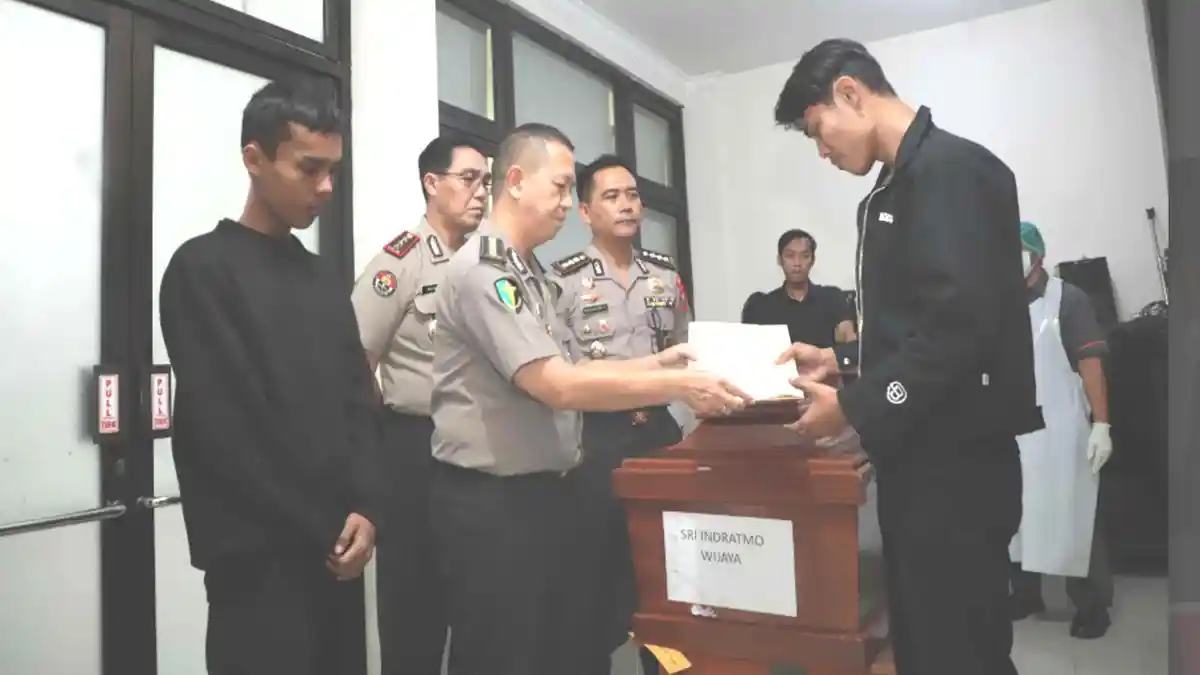 Kisah Sri Indratmo Wijaya Korban Meninggal KMP Mutiara Sentosa II, Bertugas Jelang Istri Melahirkan - Surya.co.id