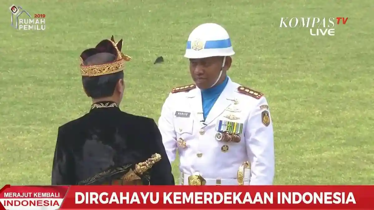 Jokowi Langsung Datangi dan Ajak Salaman Komandan Upacara, Peserta Upacara Tepuk Tangan