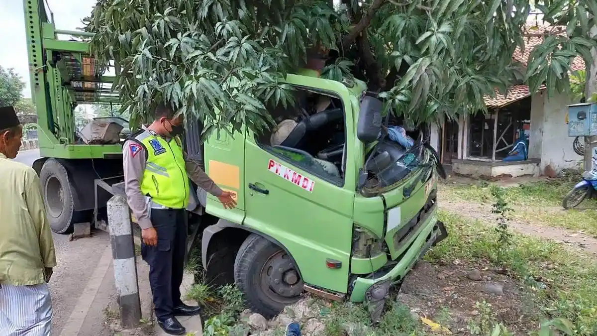 Hindari 4 Anak Punk, Truk Kecelakaan Serempet Becak Lalu Tabrak Pohon di Pekalongan