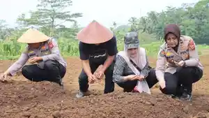 kembangkanpertanianaianainaina.jpg