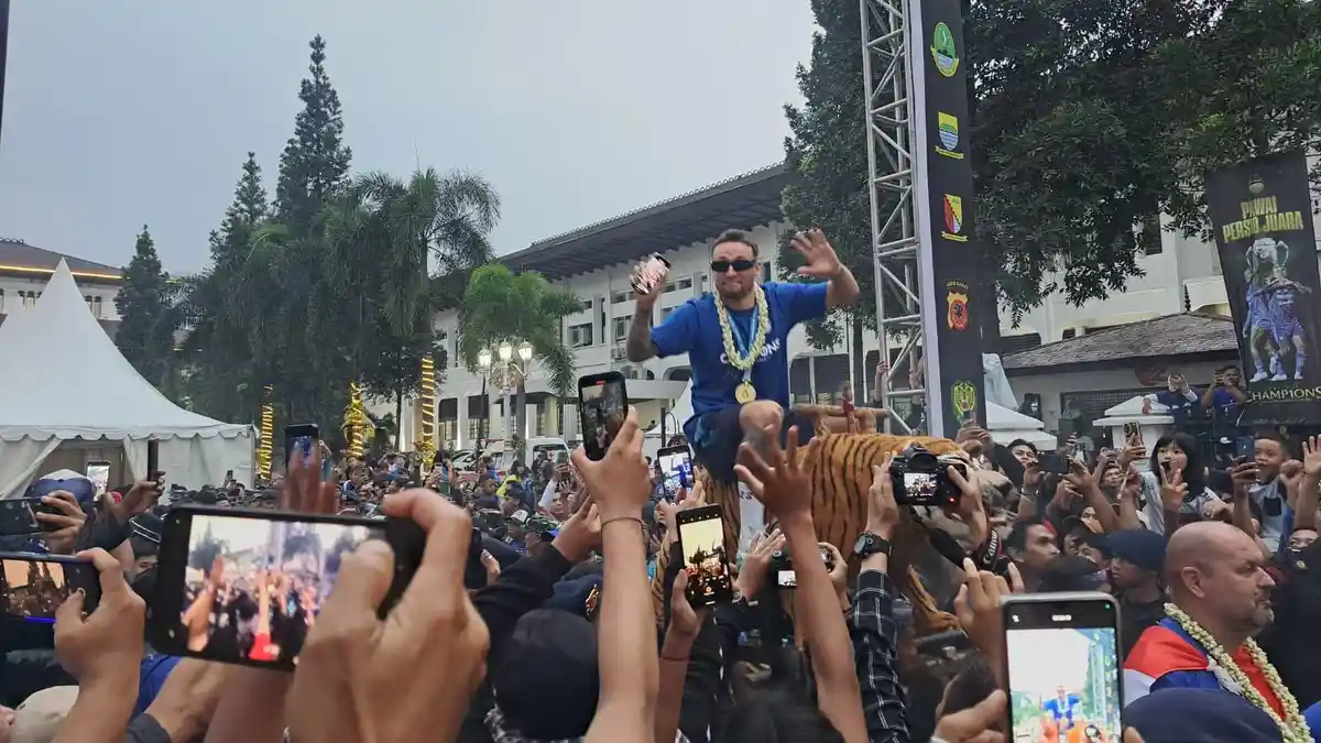 Bisa Jadi Ini Cocokologinya, Momen Pemain Persib Diarak  Naik Sisingaan Tapi Berbentuk Maung