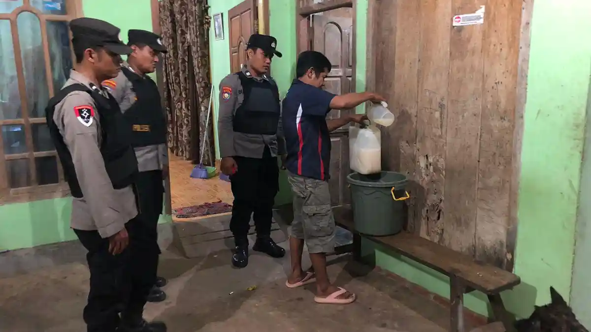Polres Pringsewu Sita Puluhan Botol Miras dan 120 Liter Tuak