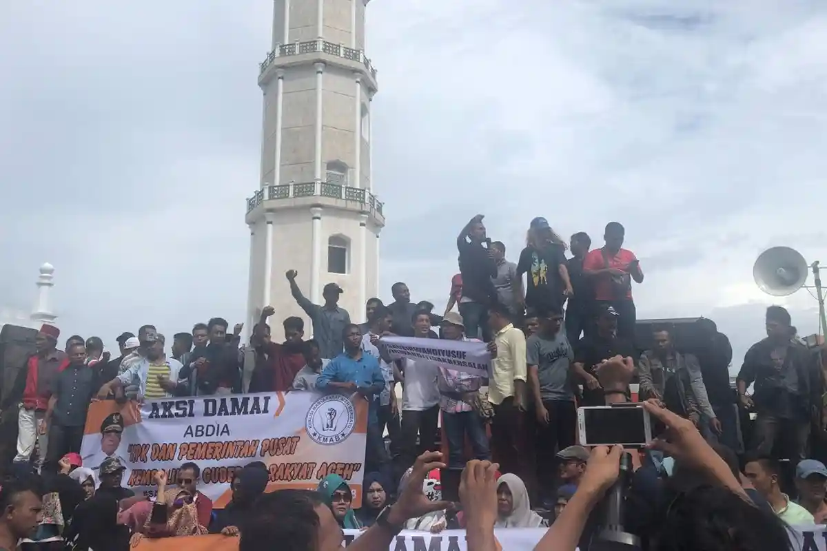 Tuntut Pembebasan Irwandi Yusuf, Massa KMAB Gelar Aksi di Depan Masjid Raya