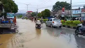 Jalan-Wayong-Kendari-Sulawesi-Tenggara-Tergenang-Air-Usai-Diguyur-Hujan-Deras-Dua-Rumah-Terendam.jpg
