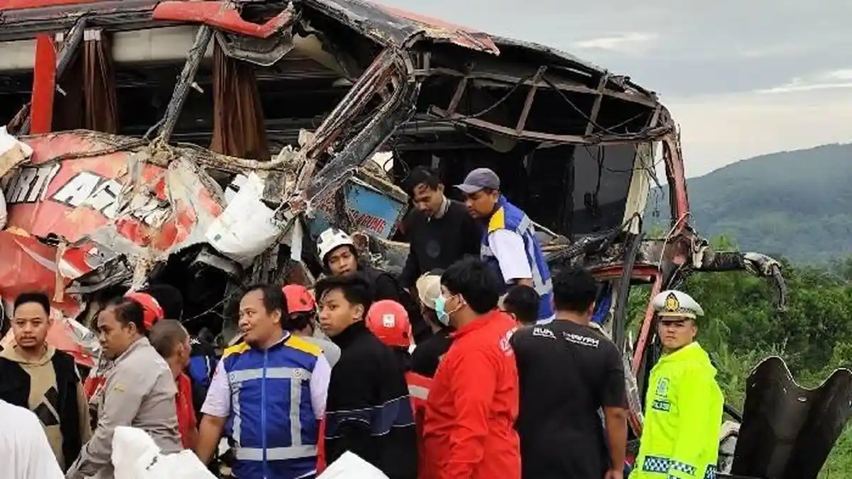 Bus Tabrak Truk di Tol Pandaan, Rombongan SMP IT Darul Quran Ternyata Mau ke Kampung Inggris Pare