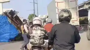 Truk-bermuatan-ikan-asin-terbalik-di-Jalan-RE-Martadinata-Jakarta-Utara.jpg