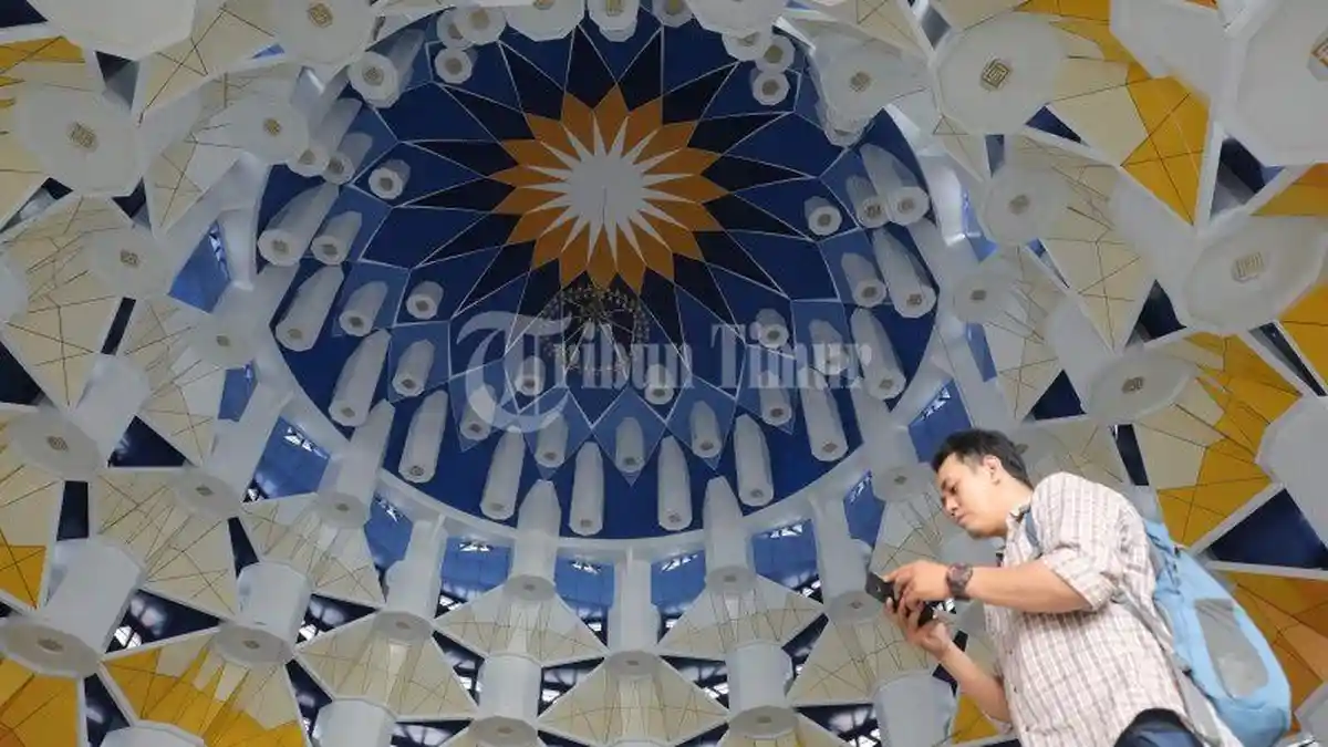 Foto Indahnya Interior Dalam Masjid 99 Kuba di CPI Makassar - ada-99-kuba-inilah-masjid-fi-kamaaka.jpg