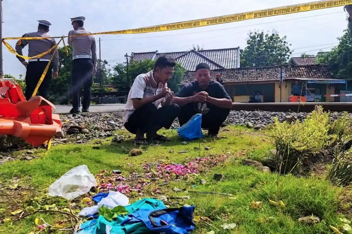 Prosesi Tabur Bunga dan Doa Keluarga Korban Laka Maut KA vs Motor Saat Proses Olah TKP di Magetan