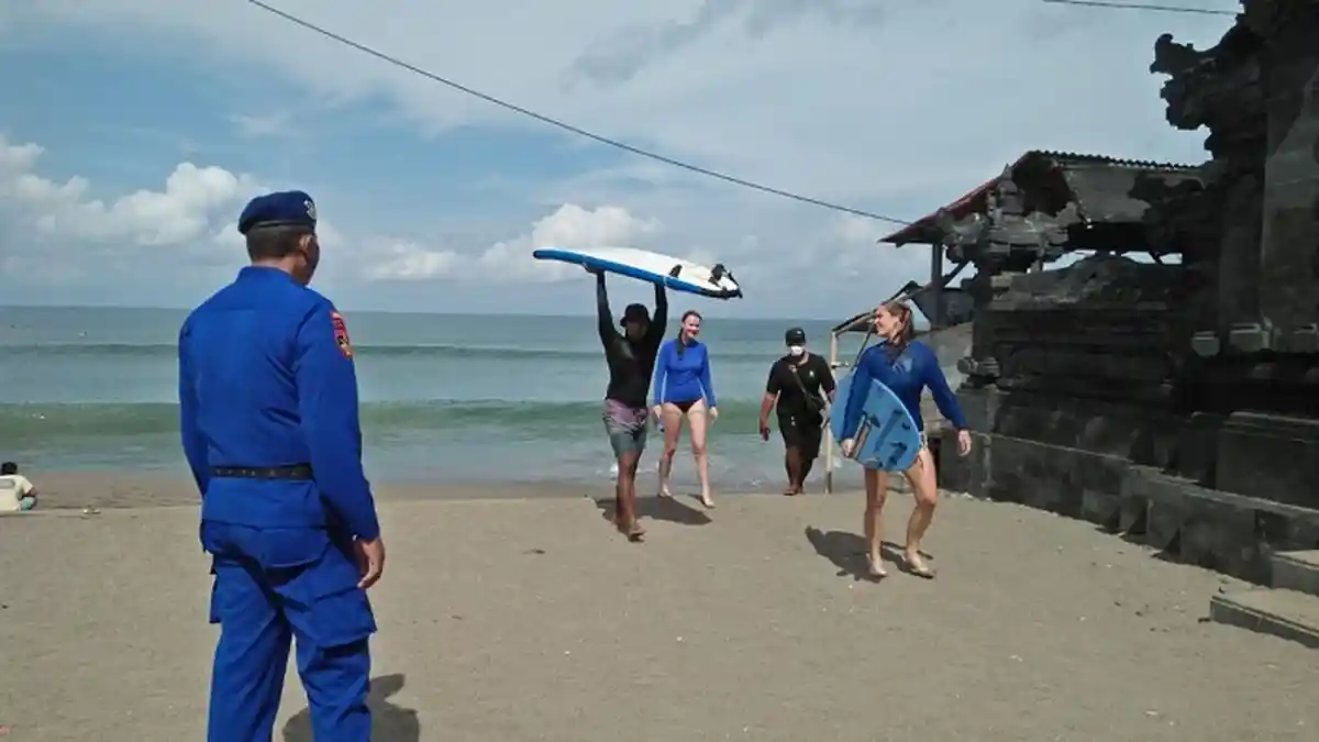 Banyak Wisatawan Mandi Ke Pantai,  Satuan Polair Siaga Mengawasi