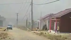 Perumahan-warga-ditutupi-asap-tebal-akibat-karhutla-Senin-1192023.jpg