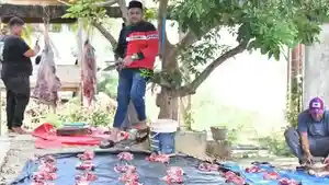 Dek-Fan-atau-Irfansyah-anggota-DPRA-ikut-membantu-menyembelih-3-sapi-kurban.jpg