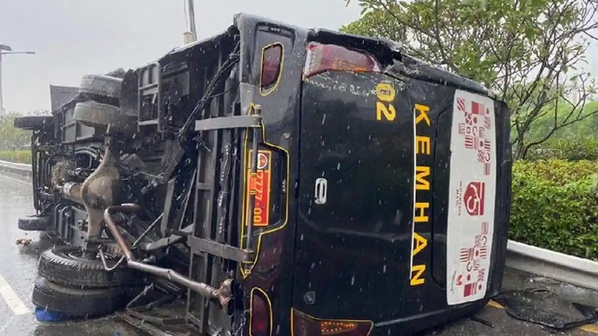 Mobil Dinas TNI Terguling di Jatinegara