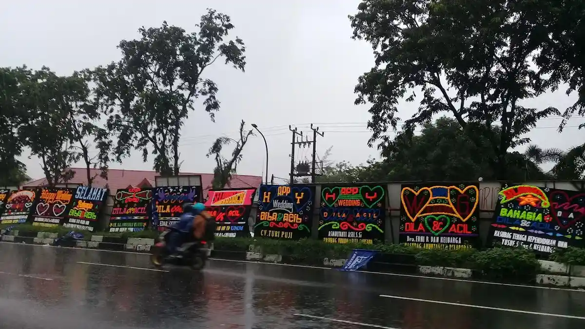 Putri Rektor UNM dan Putra Sekda Nikah, Karangan Bunga Berjejer di Jl Pettarani Makassar