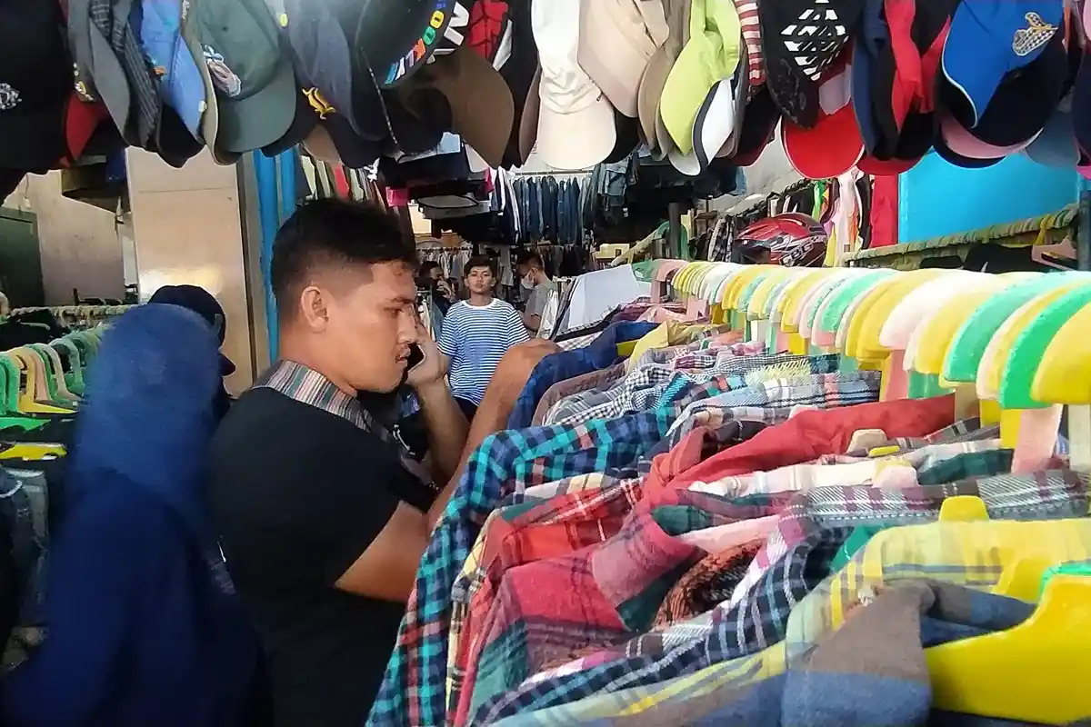 Jelang Lebaran, Banyak Warga Berburu Pakaian Second di Pasar Loak Gembong Surabaya