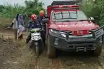 Dua-wanita-muda-mengendarai-motor-tersesat-di-area-pegunungan-di-Jonggol-Bogor.jpg