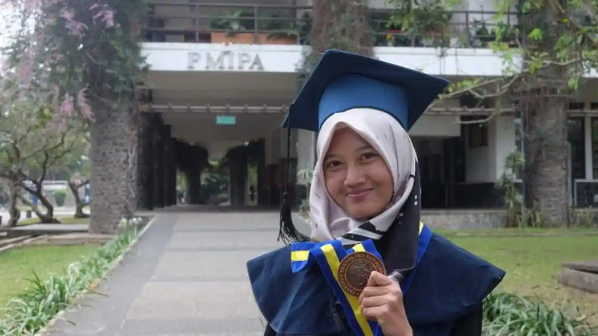 Kisah Herayati, Anak Tukang Becak yang Lulus Cum Laude di ITB, Semangatnya Luar Biasa!