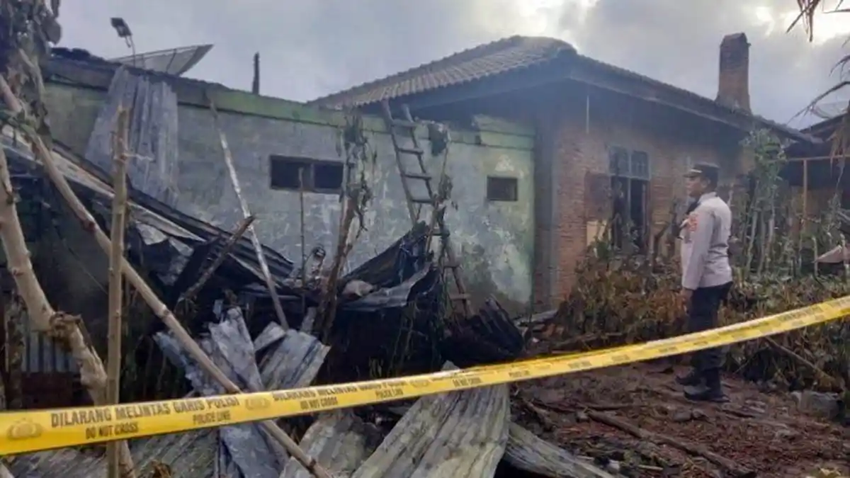 Dua Rumah Warga Kampung Lot Bener Meriah Dilalap Api
