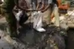 Lurah dan Warga Gotong Royong Bersihkan Selokan