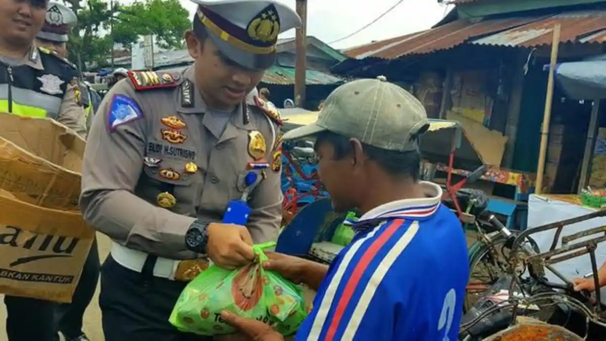 Sumbangan Masyarakat dan Anggota Dijadikan Sembako untuk Penarik Becak