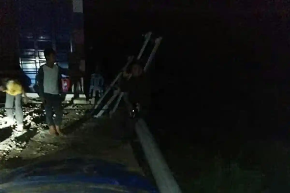 Ngeri, Leher Pengendara Motor Tersangkut Kabel Listrik di Luwu Timur