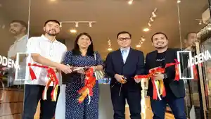 Pengguntingan-pita-tanda-dibukanya-Modena-Home-Center-di-Rolling-Hills-kkk.jpg