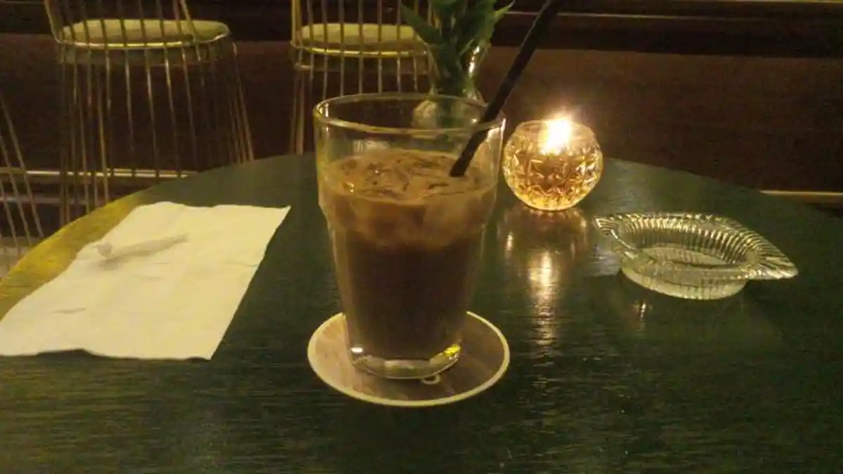Menikmati Es Kopi Vietnam di Kafe Olivier