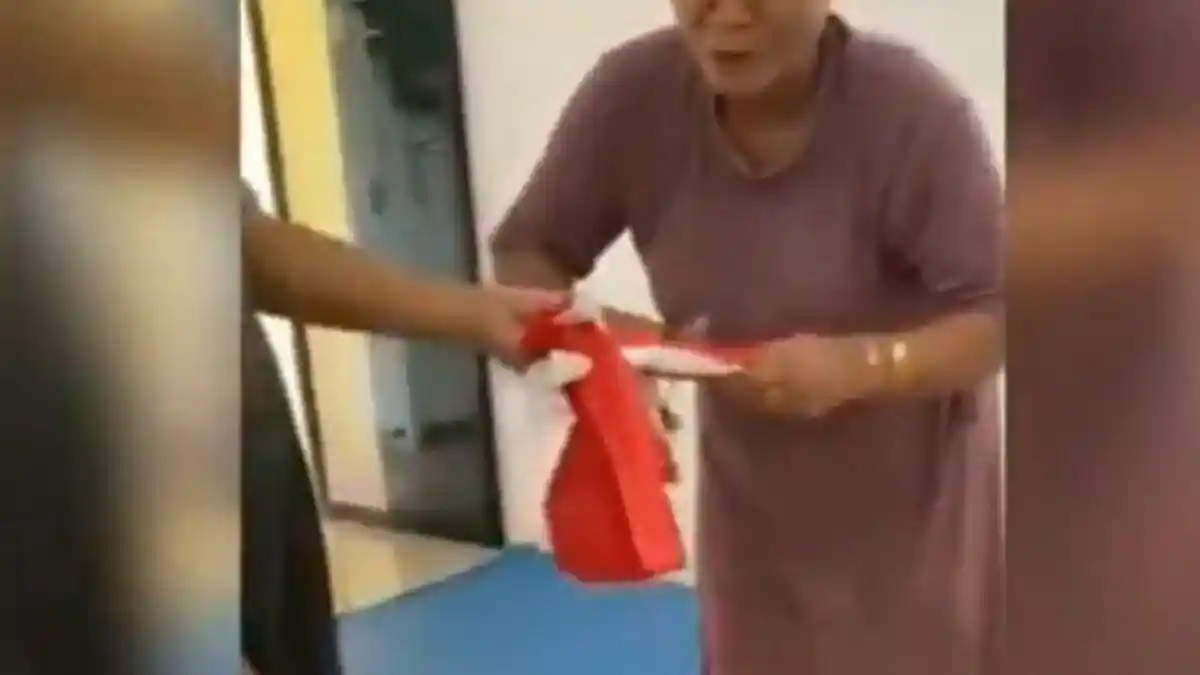 Viral Video! Ibu-ibu di Sumedang Sengaja Rusak Bendera Merah Putih Sambil Tertawa Senang