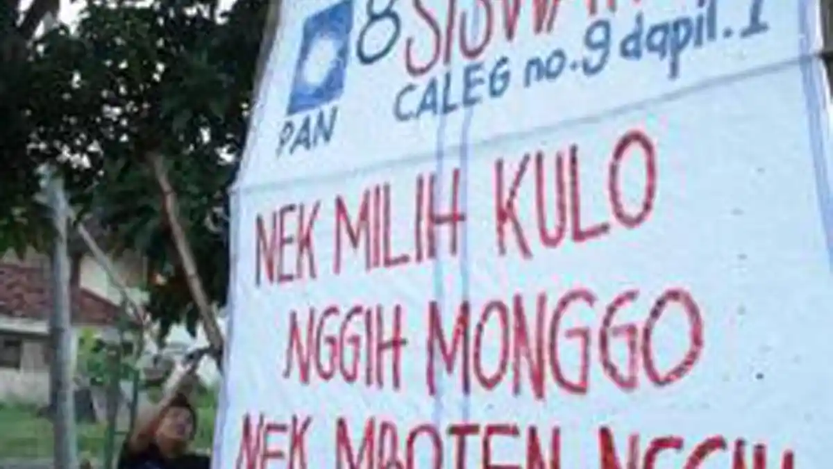 Siswanto Bikin Spanduk Kampanye Pakai Karung Bekas