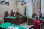 Terdakwa-Tiromsi-Sitanggang-saat-mendengarkan-hakim-setelah-mendengarkan-keterangan-saksi.jpg