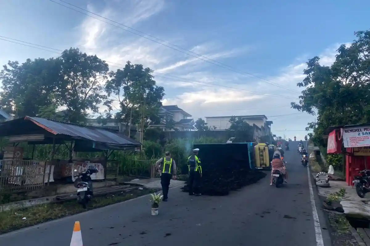 Kronologi Lengkap Truk Bermuatan Batubara asal Jambi Terguling di Curup Rejang Lebong