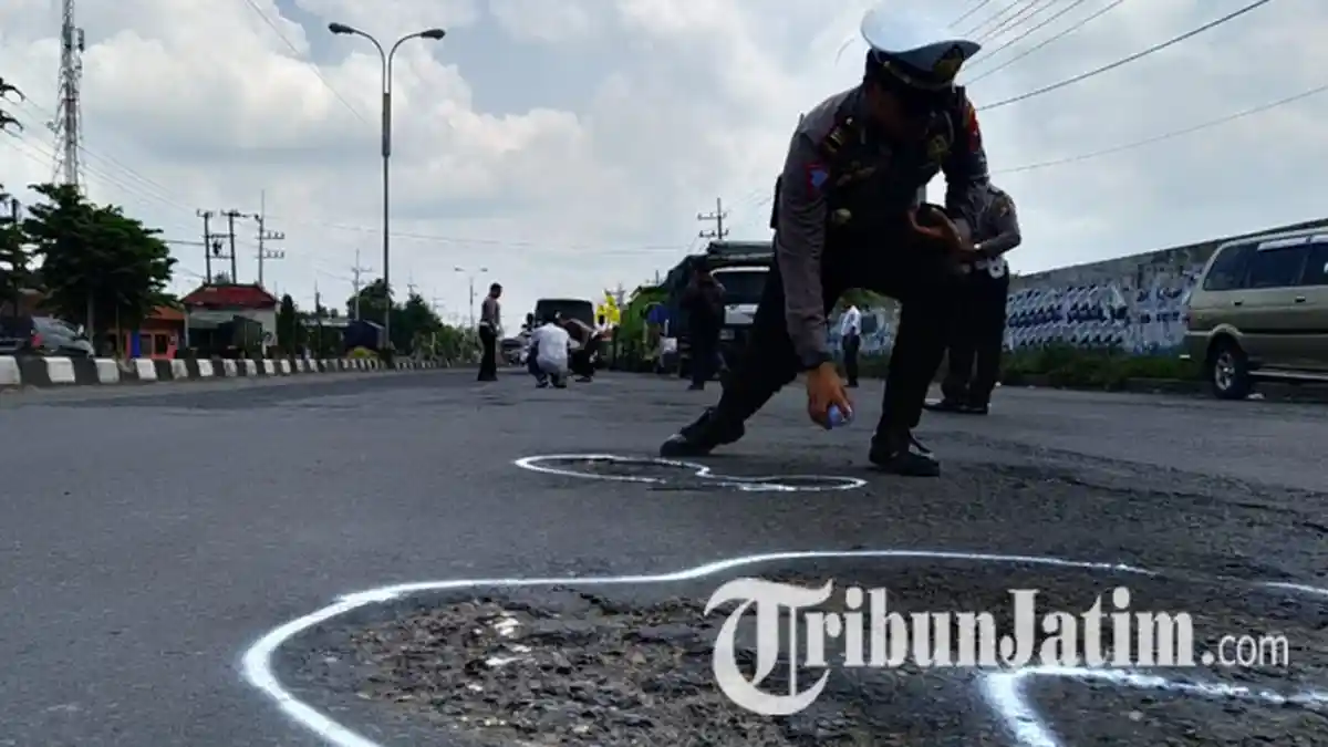 Antisipasi Kecelakaan, Polisi Polres Mojokerto Turun ke Jalan dan Cat Lubang Jalan Pakai Cat Semprot