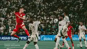 Pesepak-bola-Timas-Indonesia-Jay-Idzes-menyundul-bola-saat-melawan-Arab-Saudi.jpg