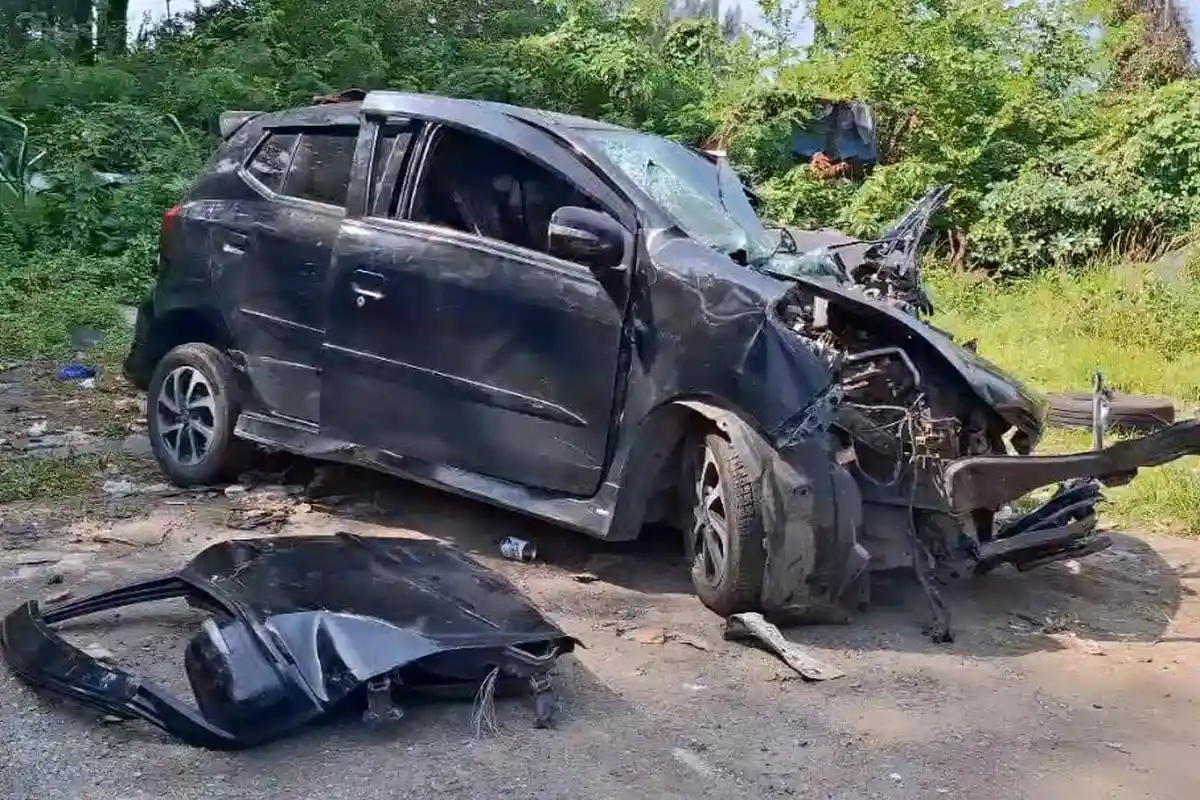 Tol Cipularang Kembali Makan Korban, Toyota Agya Oleng Tabrak Pembatas Jalan, 3 Orang Tewas