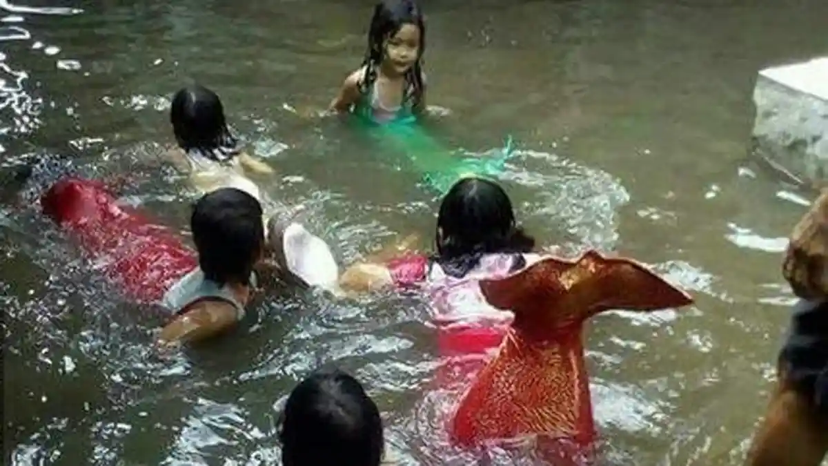 Ada 'Putri Duyung Cilik' Berenang Saat Banjir, Netizen Pun Tertawa